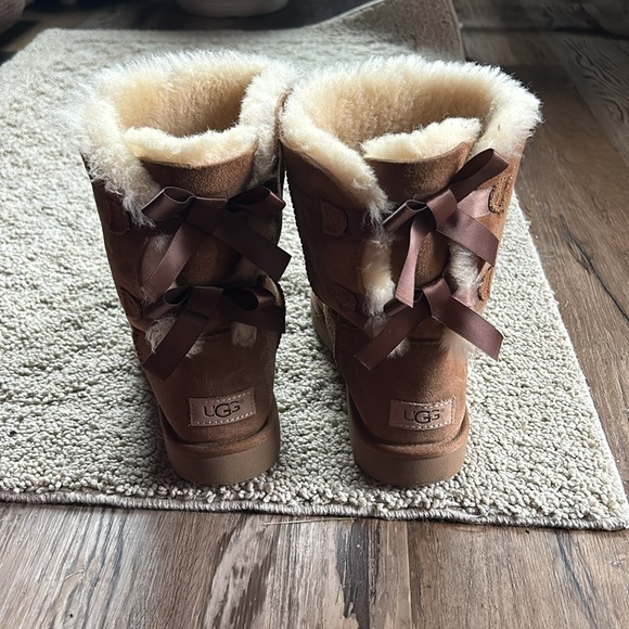Bailey Bow UGGS - Picture 2 of 5